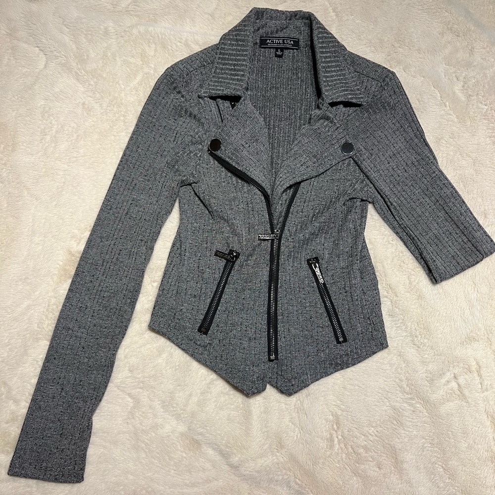 Super cute form fitting blazer